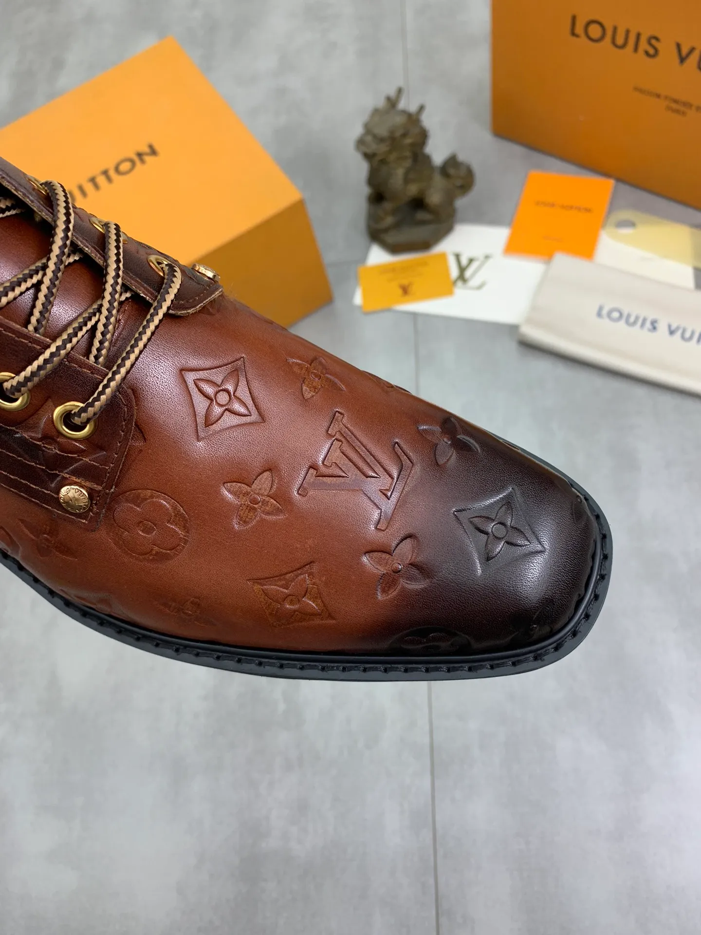Men's shoes 💰P600 💰【New】🆘Water-dyed cow lining LV Louis Vuitton business high-top leather shoes, made of original imported Italian 🇮🇹 selected calfskin, full cowhide lining, carefully handmade by professional shoemakers, the original version is specially designed for wear-resistant outsole. Standard code: 38-44 3⃣️color🉑️select
